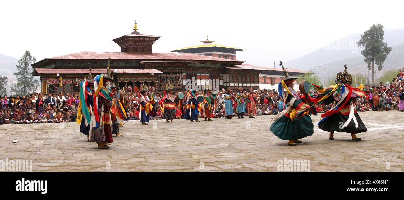 Bhutan Paro Festival Tsechu Tanz der schwarzen Hüte mit Trommeln Panorama Stockfoto