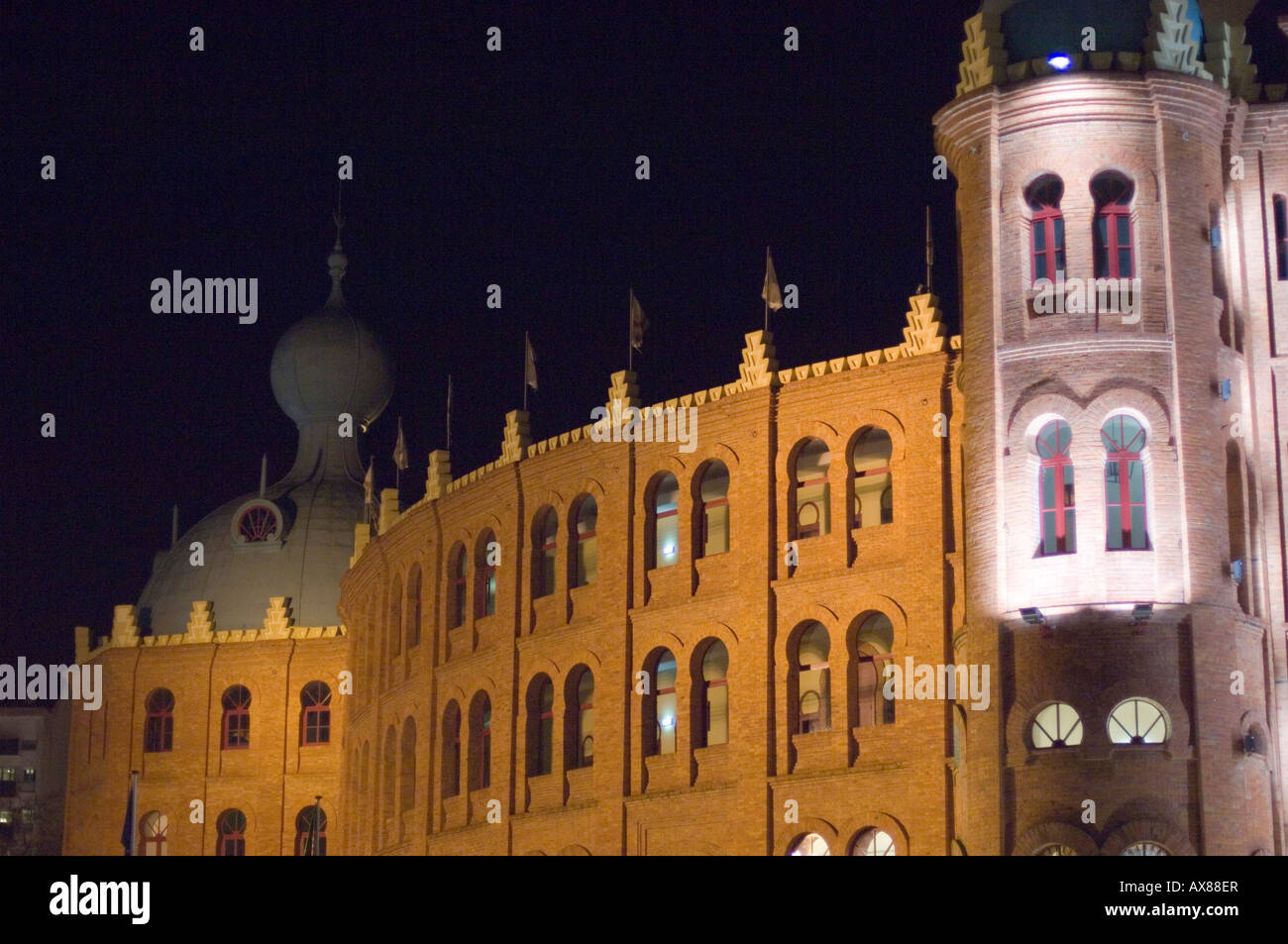 Nachtaufnahme von der Praca de Touros Stierkampf Ring und Shopping-Mall in Lissabon Portugal Stockfoto