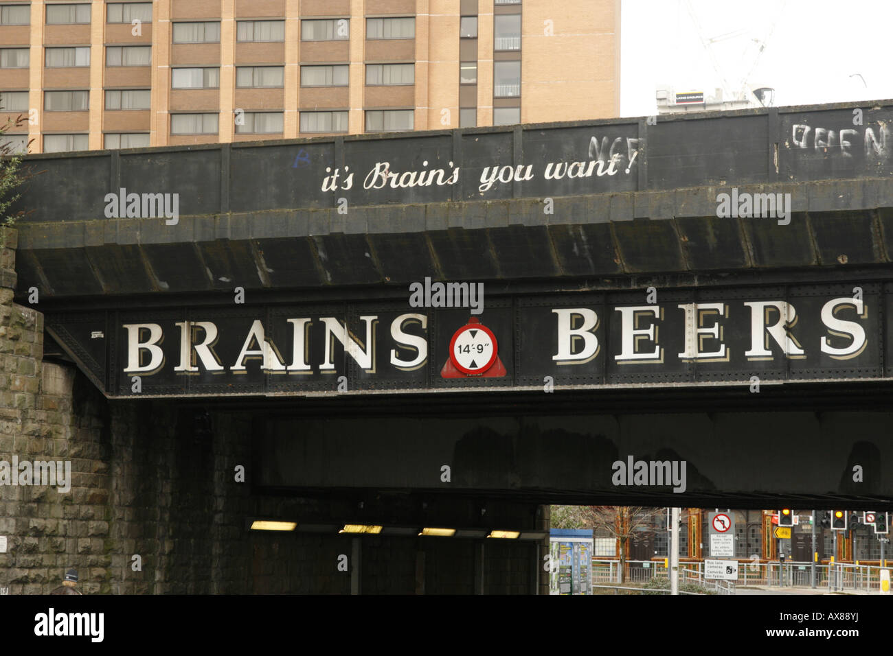 Gehirnen Brauerei anmelden Eisenbahnbrücke in Cardiff Wales Stockfoto