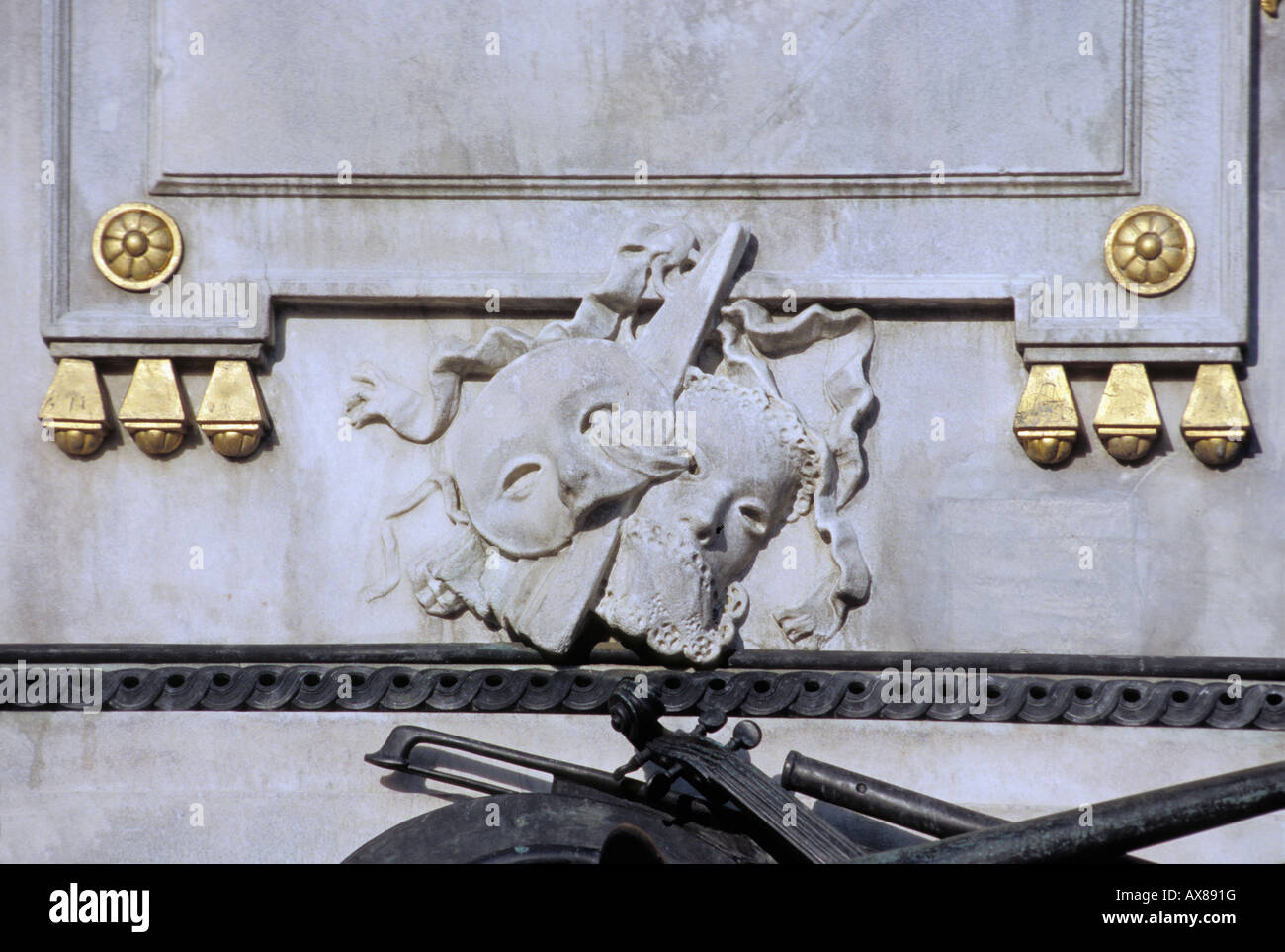 Maske Detail Mozart-Denkmal im Wiener Burggarten Stockfoto