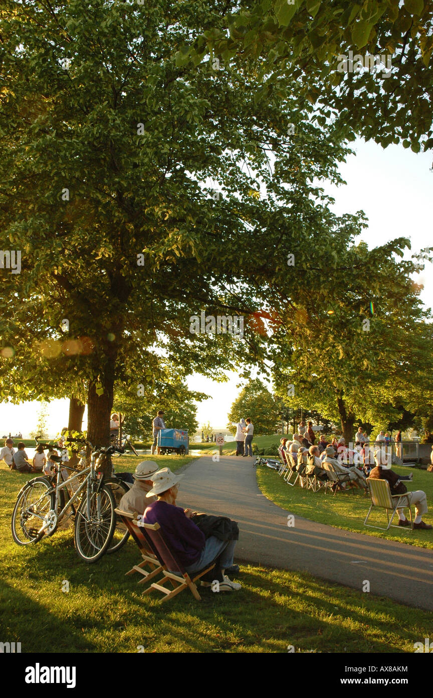 Eine Gruppe von Menschen sammeln in einem Park am Abend sehen Sie ein Community-event Stockfoto