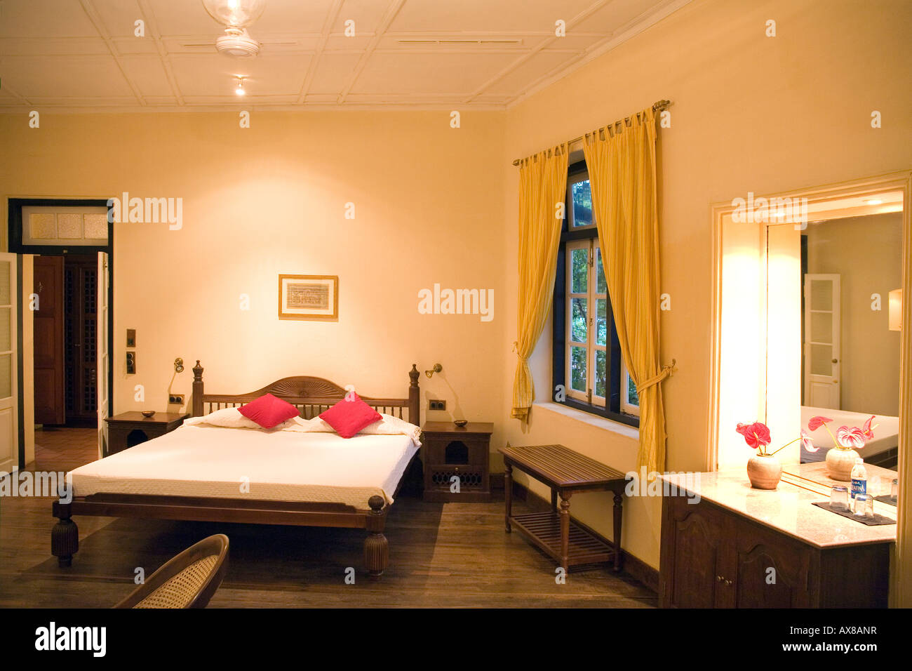 Elegantes Schlafzimmer Originalstruktur der niederländischen Kolonialzeit und Charme beibehalten. Old Harbour Hotel Denkmal Fort Kochi Kerala Stockfoto