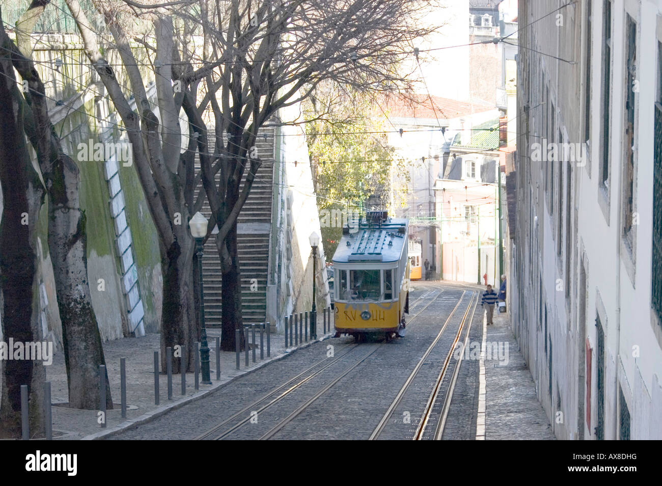 Ein Aufzug-Straßenbahn in Lissabon Portugal Stockfoto