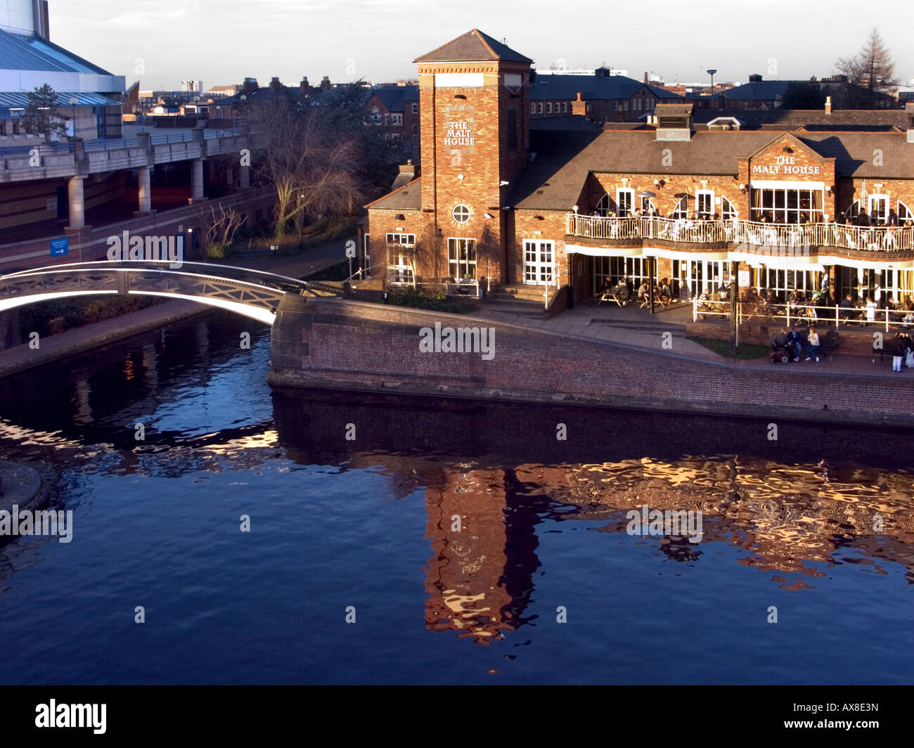 Die Mälzerei Kneipe am Wasserrand, Brindley Place Wasserstraßen, Birmingham, England UK Stockfoto