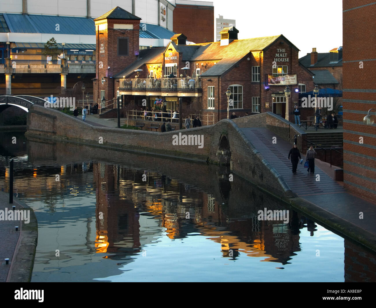 Die Mälzerei Kneipe am Wasserrand, Brindley Place Wasserstraßen, Birmingham, England UK Stockfoto