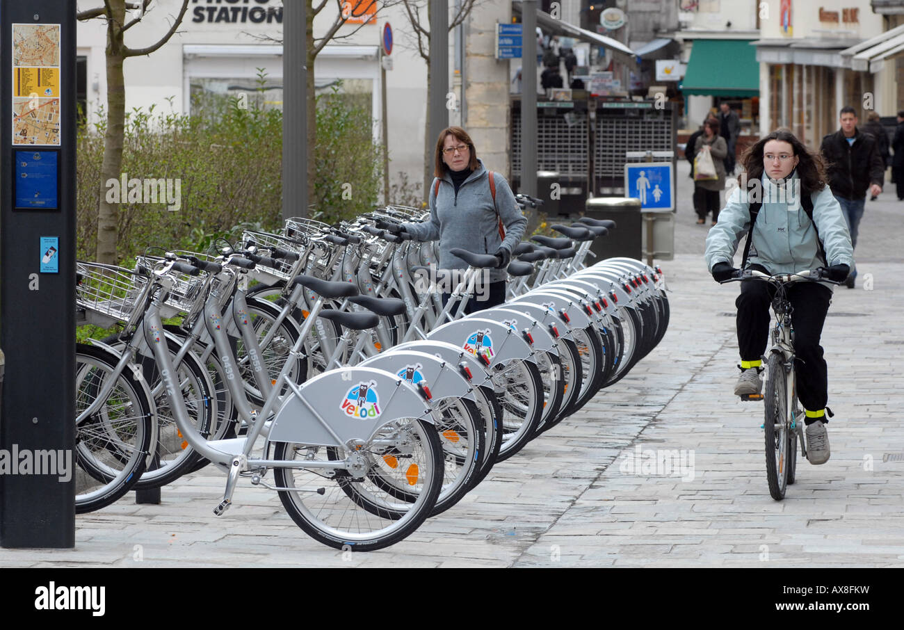 Eine Frau, mieten ein Fahrrad in Dijon, Burgund, Frankreich. Stockfoto