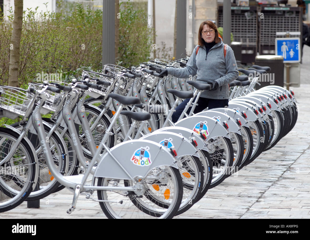 Eine Frau, mieten ein Fahrrad in Dijon, Burgund, Frankreich. Stockfoto