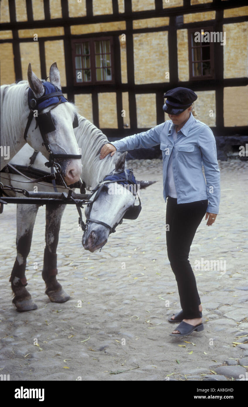 Mädchen und Pferd, Den Gamle von Open Air Museum, Arhus Juetland, Dänemark Stockfoto