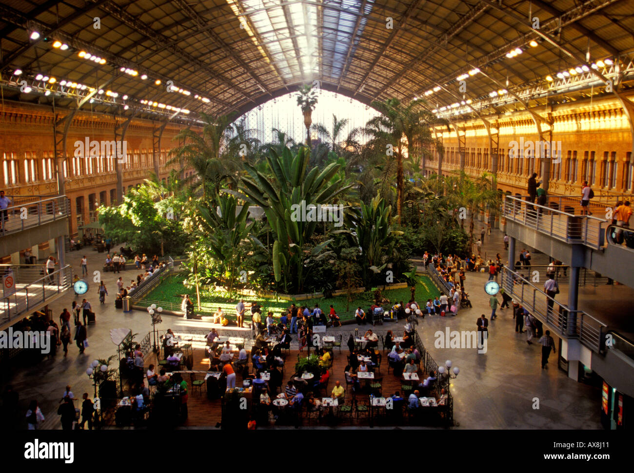 Food Court, Atrium, tropischen Garten, Wartebereich, Central Mall, der Bahnhof Atocha, Madrid, Provinz Madrid, Spanien, Europa Stockfoto