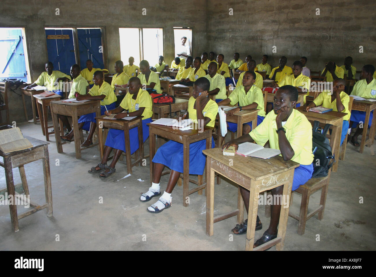 Ein Klassenzimmer-Szene an einer Schule in der oberen östlichen Region von Ghana, Westafrika Stockfoto