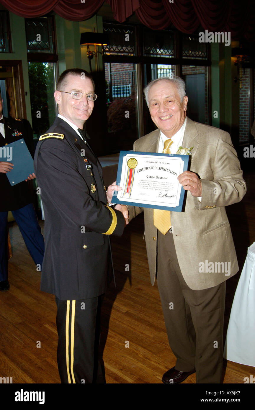 Veteranen des zweiten Weltkriegs erhalten eine Auszeichnung der Anerkennung von Army Brigadier General Stockfoto