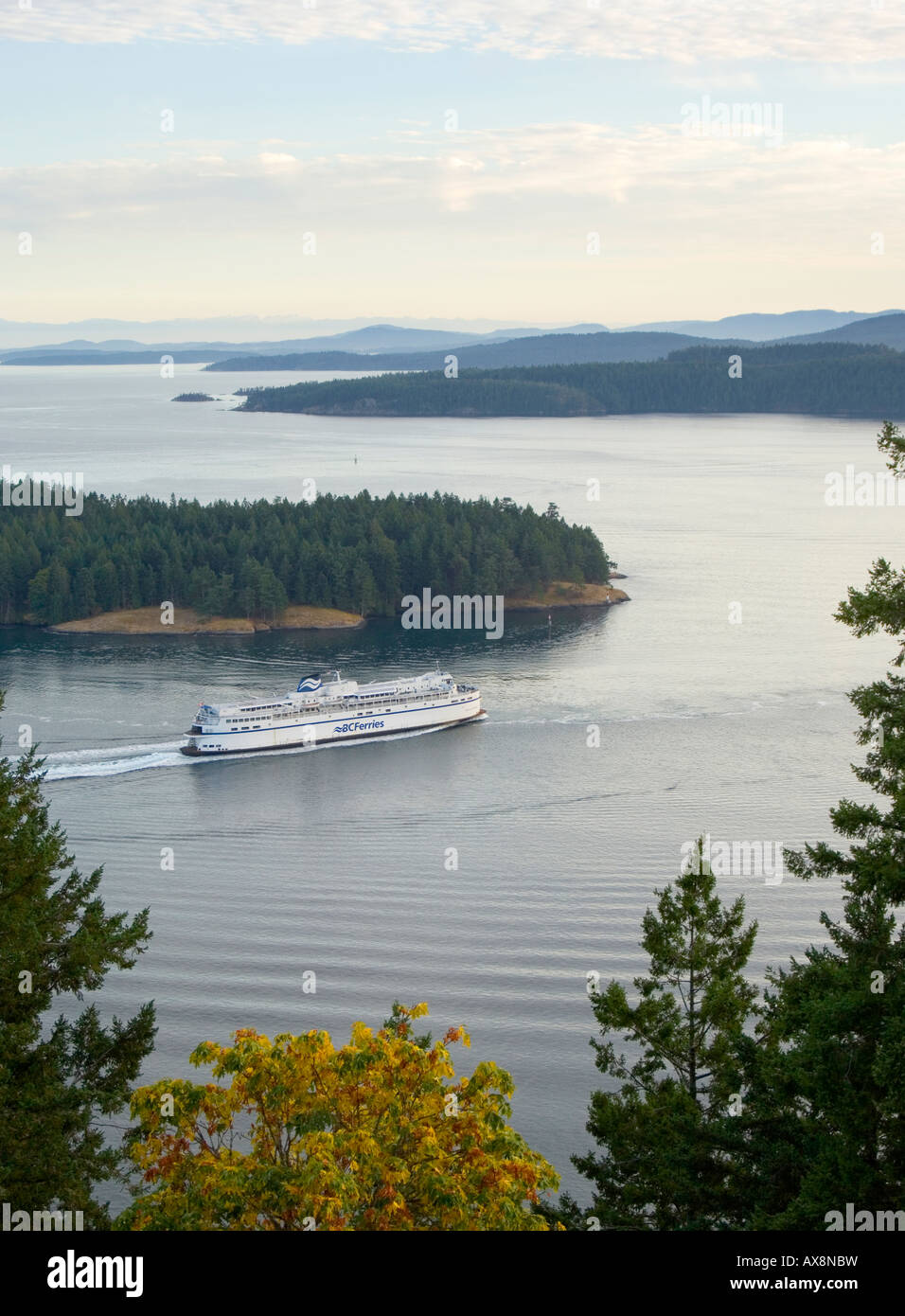 Die BC-Fähre verlässt Active Pass auf dem Weg nach Swartz Bay auf Vancouver Island Gulf Islands in British Columbia Kanada Stockfoto