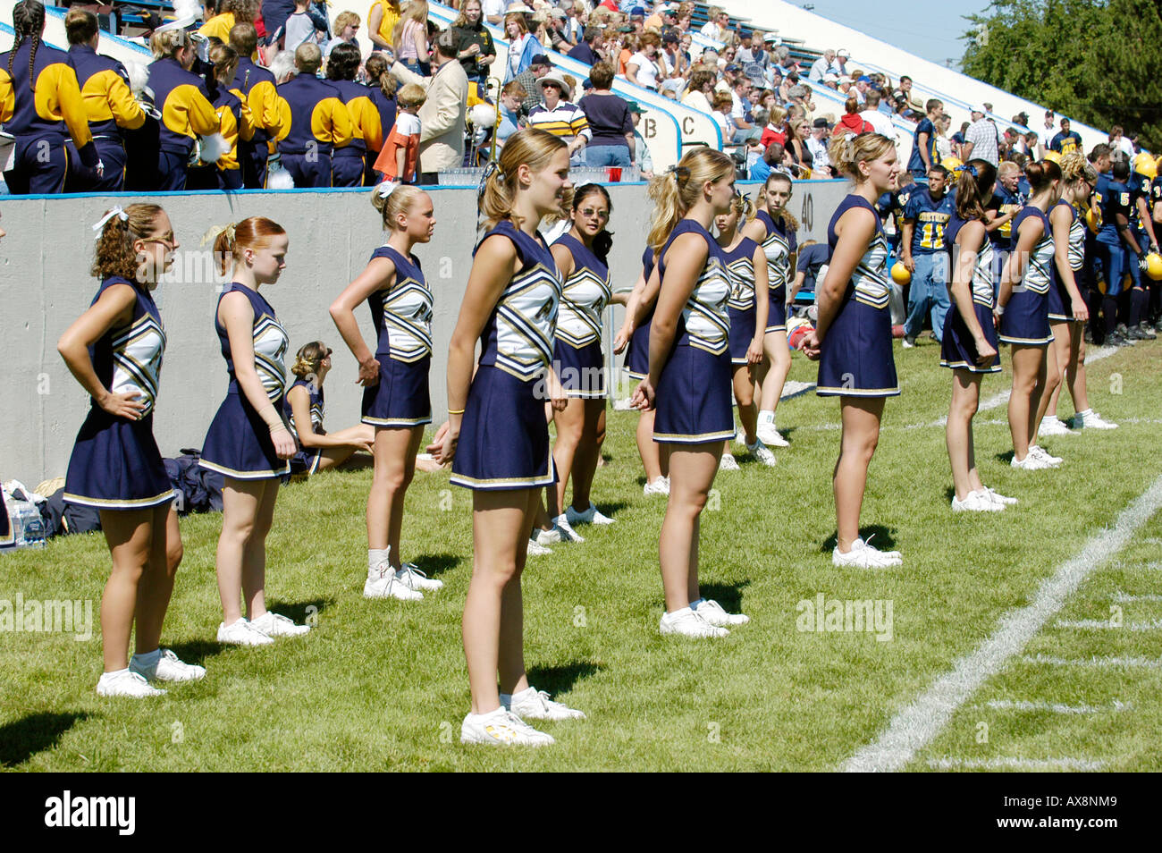 Cheerleader führen während Fußballspiel dabei Routine, dass Risiko Verletzungen Stockfoto