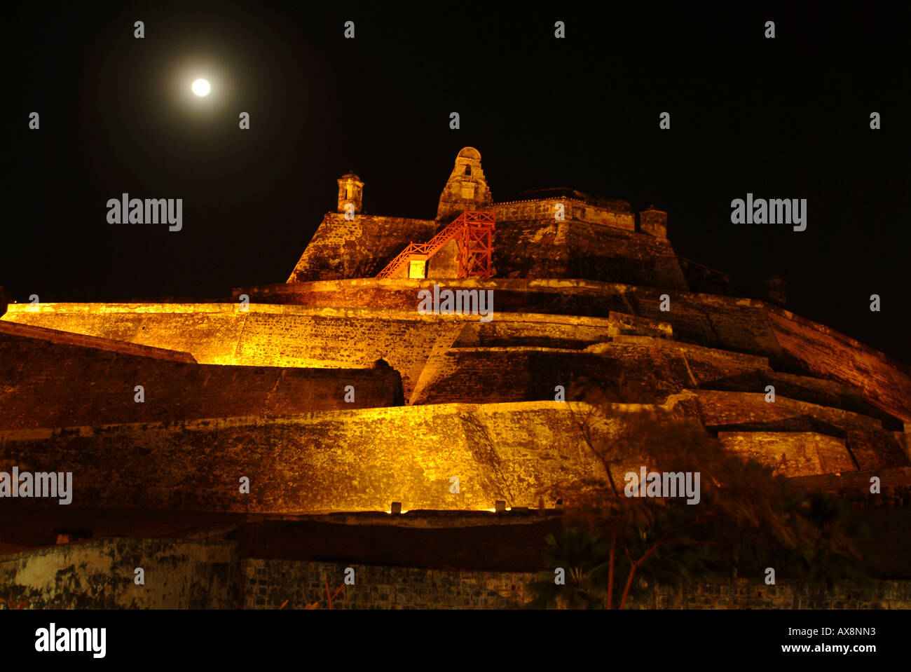 Die beleuchtete Burg Castillo de San Felipe de Barajas in der Nacht, Cartagena, Kolumbien Stockfoto