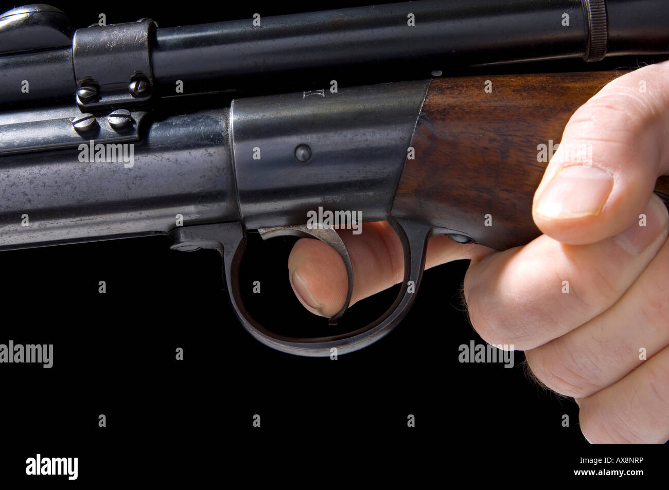 Finger am Abzug einer Pistole Stockfoto