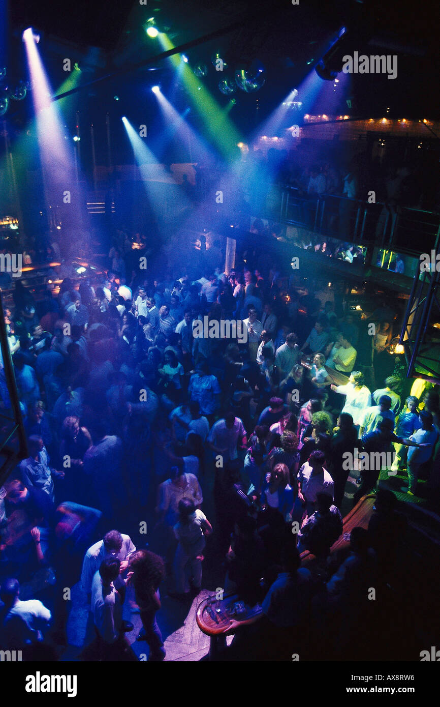 Massen von Menschen tanzen in Titos Discotheque, Palma, Mallorca, Spanien Stockfoto