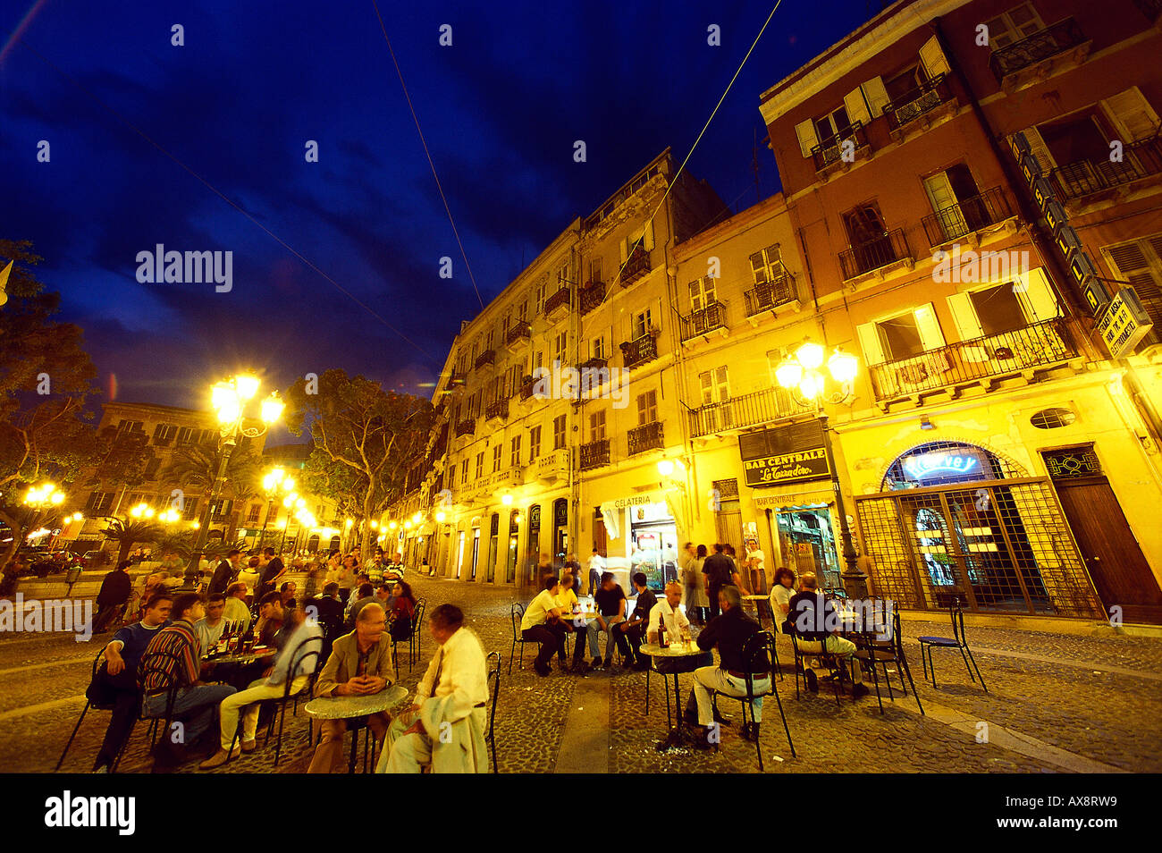 Straßencafé bei Nacht, Via Manno, Piazza Yenne, Cagliari, Sardinien, Italien Stockfoto