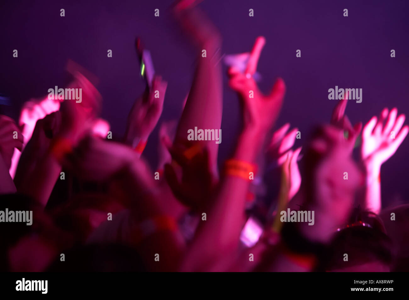 Arme und Hände winken in der Luft in die Menschenmenge an einem rave Dance Event in Belfast, Nordirland Stockfoto