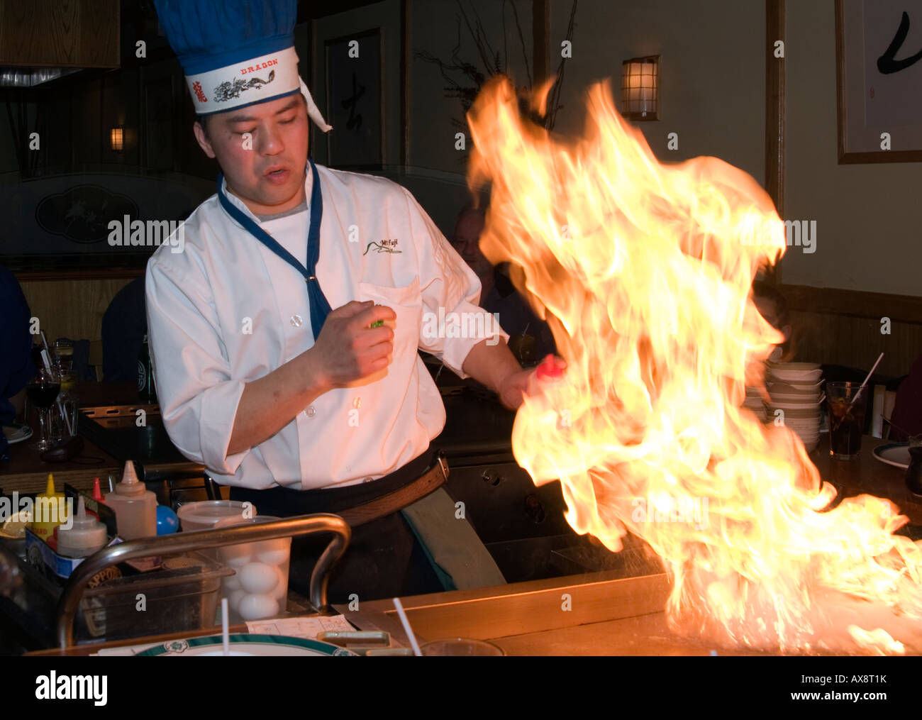 Koch-Künstler beginnen zu kochen mit Licht ein Feuer, Mount Fuji Restaurant, Southampton, PA, USA Stockfoto