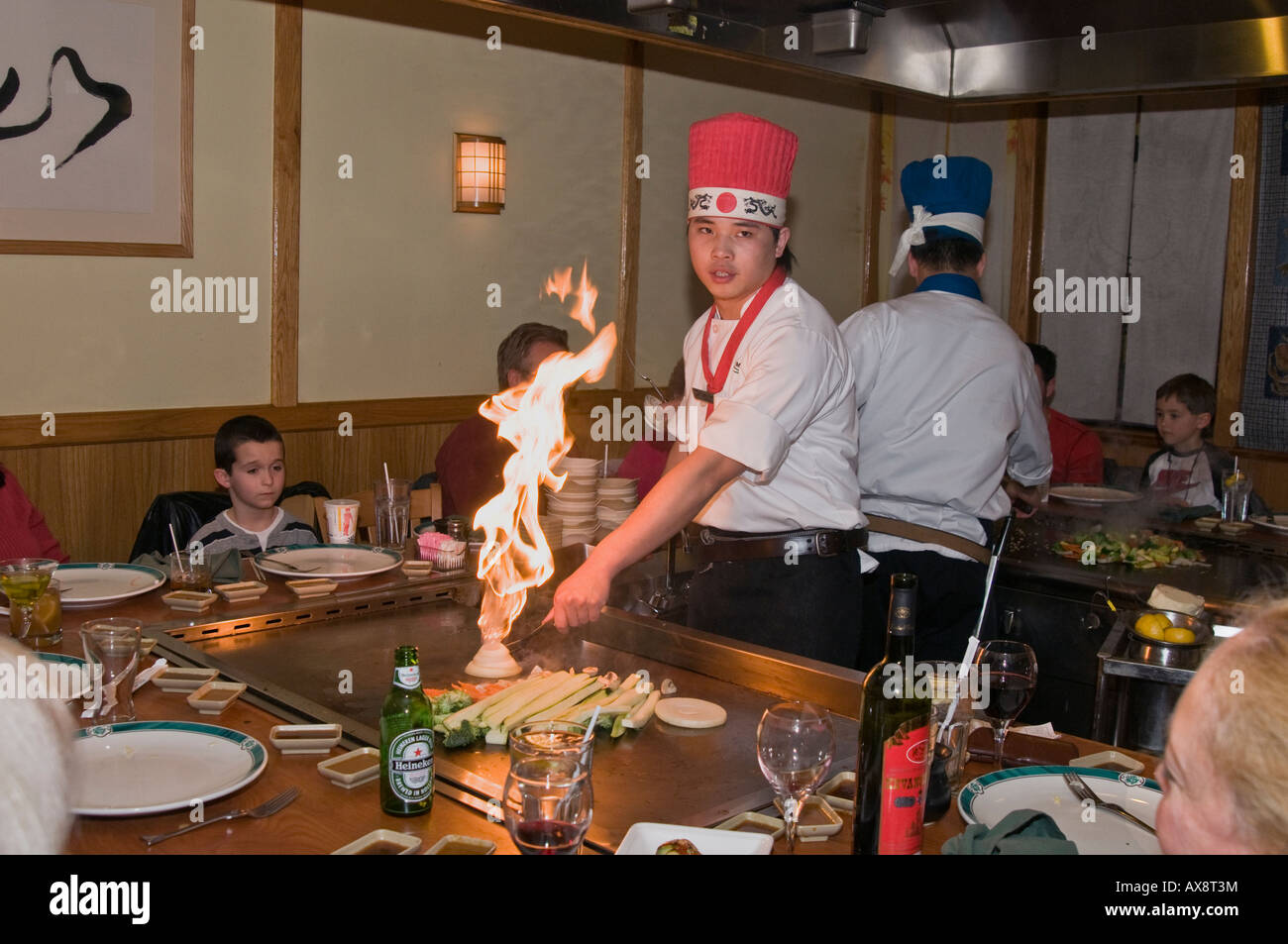 Koch führt machen ein Feuer, Mount Fuji Restaurant, Southampton, PA, USA Stockfoto