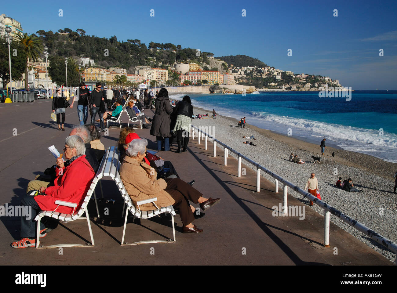 Menschen auf der Promenade des Anglais direkt am Meer, Nizza, Südfrankreich Stockfoto
