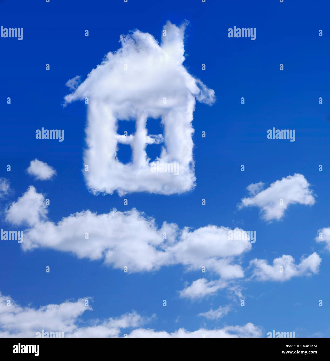 Haus von Wolken am Himmel Stockfoto
