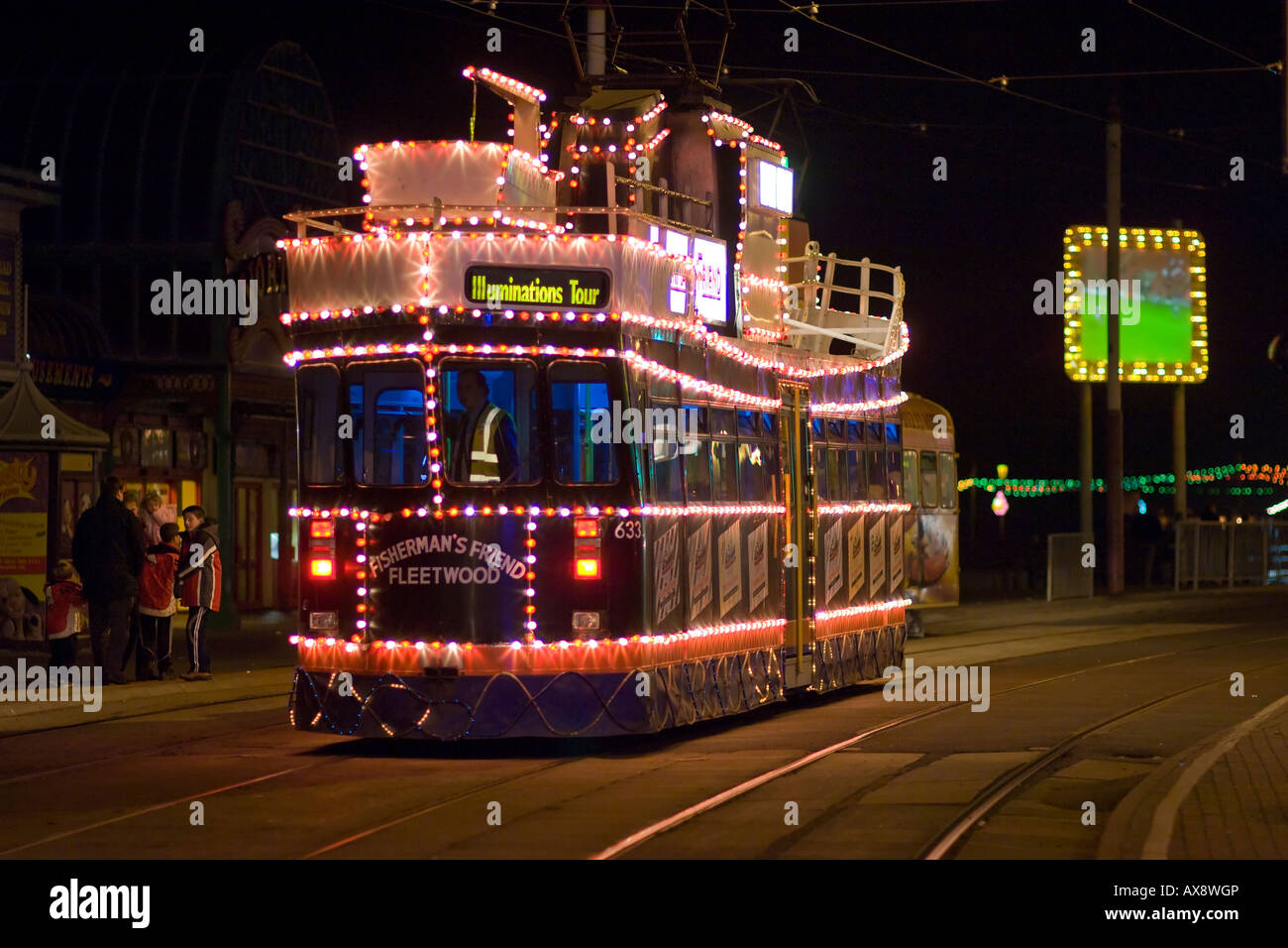 Boot-förmigen Straßenbahn tragen Besucher die Beleuchtung auf einer tour Stockfoto