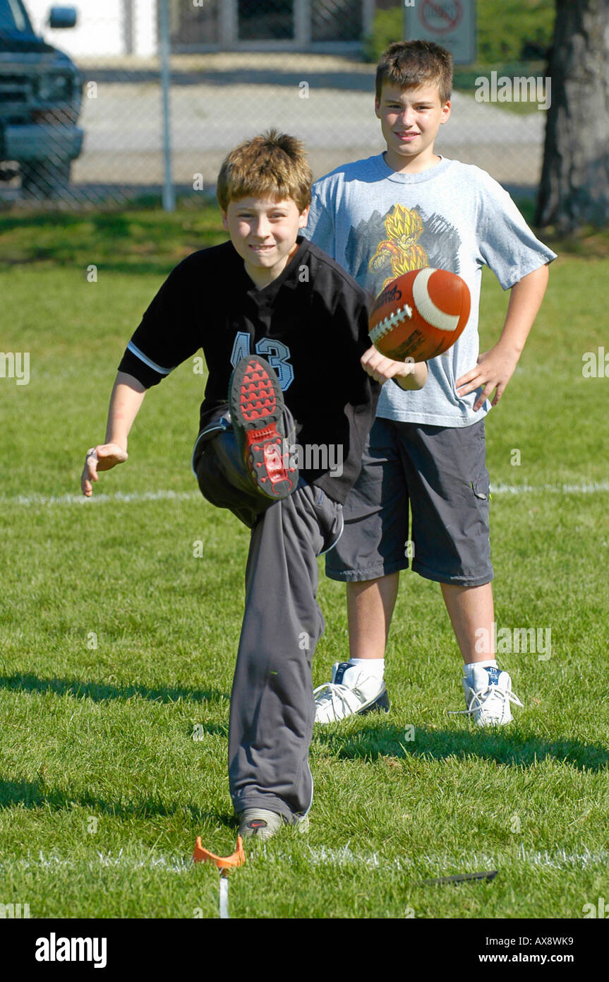 Punt übergeben und kick-Wettbewerb für junge oder Mädchen 12 Jahre alt und unter Stockfoto