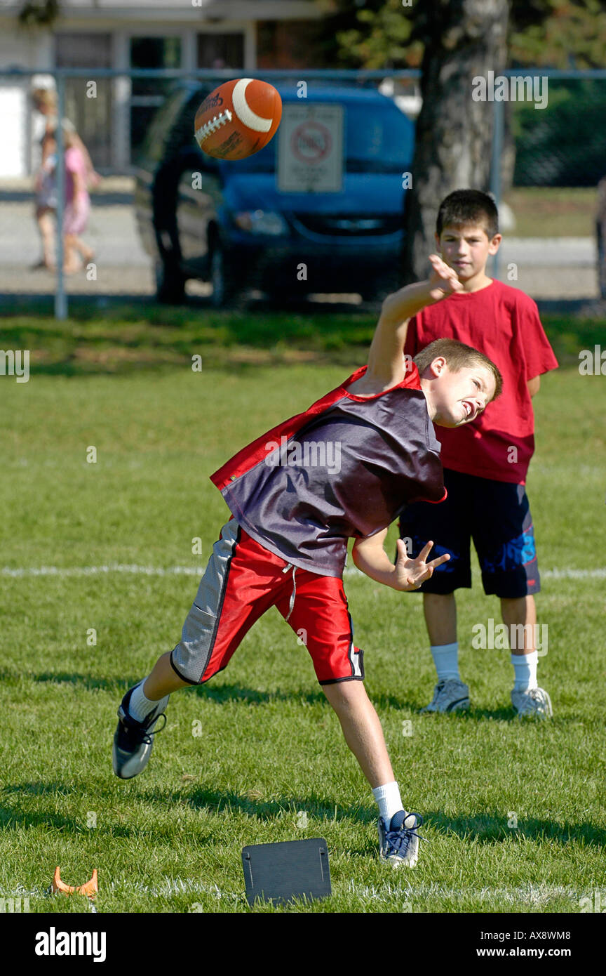 Punt übergeben und kick-Wettbewerb für junge oder Mädchen 12 Jahre alt und unter Stockfoto