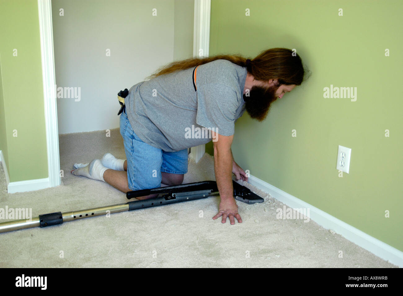 Teppich-Installer legt Teppichboden im Hause Neubau Stockfoto