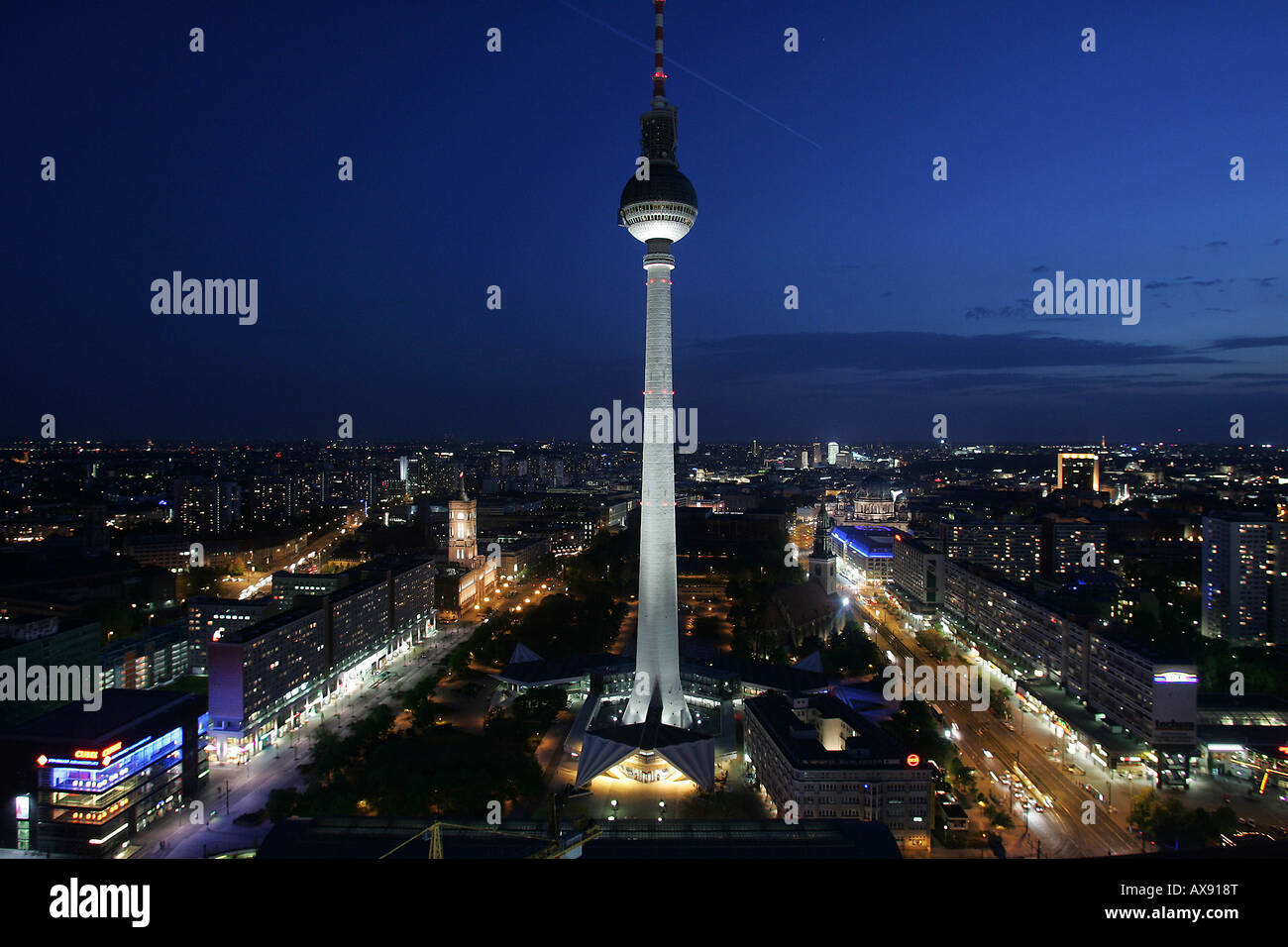 Der Fernsehturm am Alexanderplatz bei Nacht, Berlin, Deutschland Stockfoto