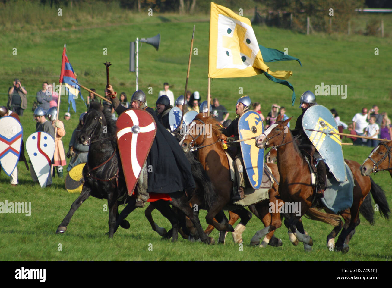 Normannen Sachsen kämpfen kämpfen mittelalterliche Kavallerie von Hastings East Sussex england Stockfoto