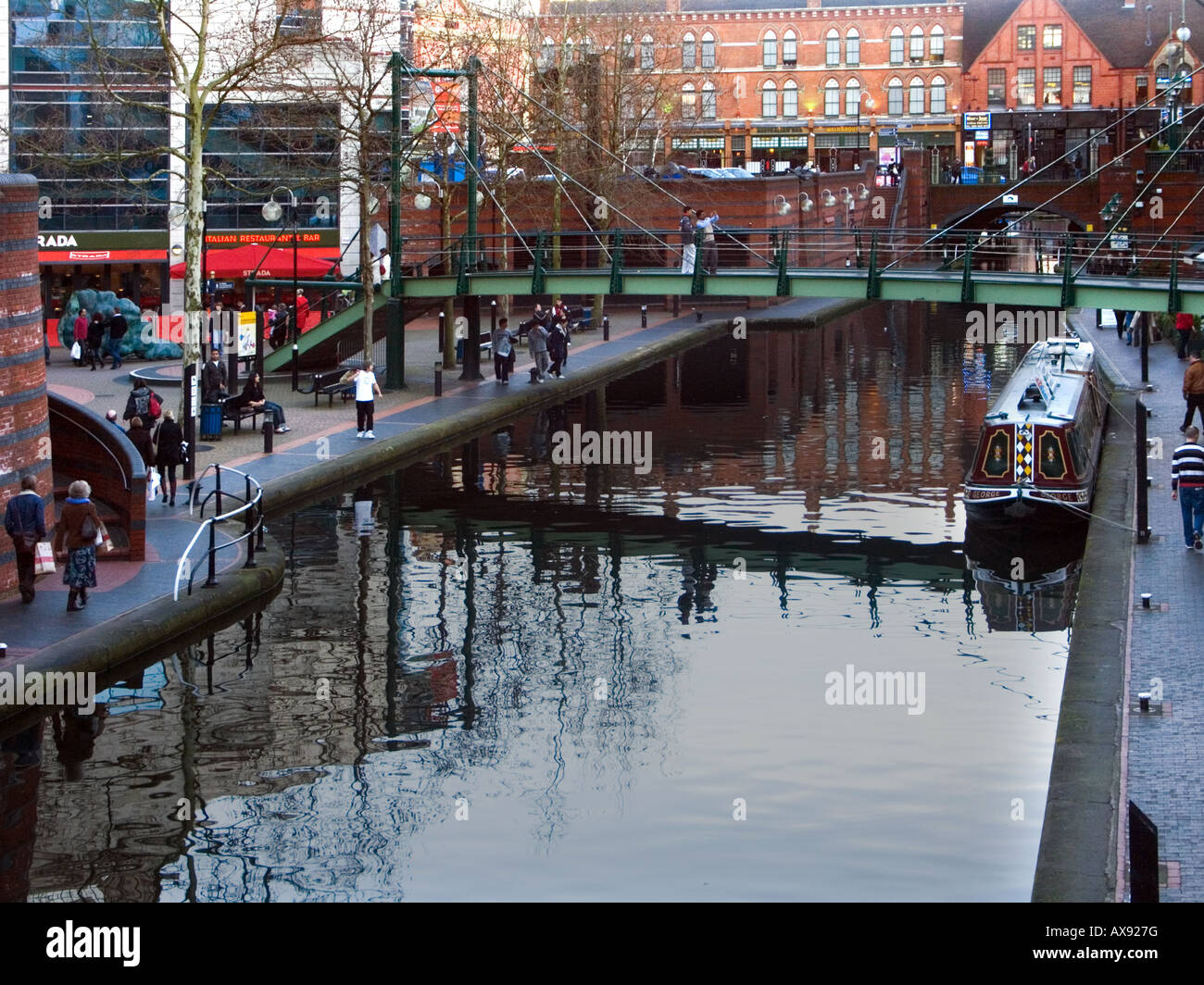 Schmale Boot am Wasserrand, Brindley Place Wasserstraßen, Birmingham, England UK Stockfoto