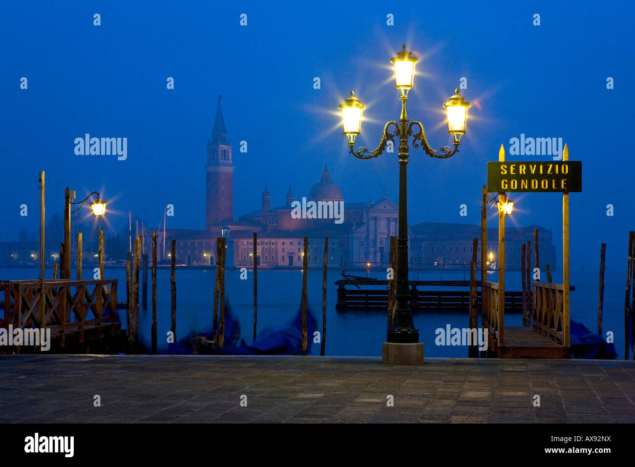 San Marco Platz und Gondeln bei Sonnenaufgang Blick auf San Giorgio Maggiore Insel und Lagune, Venedig, Italien, Europa. Stockfoto