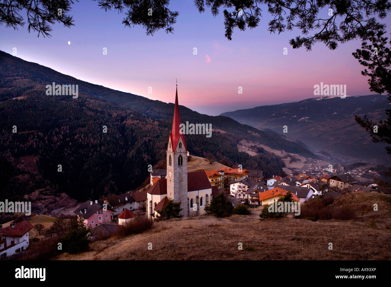 Dorf von Teis am Dawn, Val di Funes, Dolomiten, Italien Stockfoto