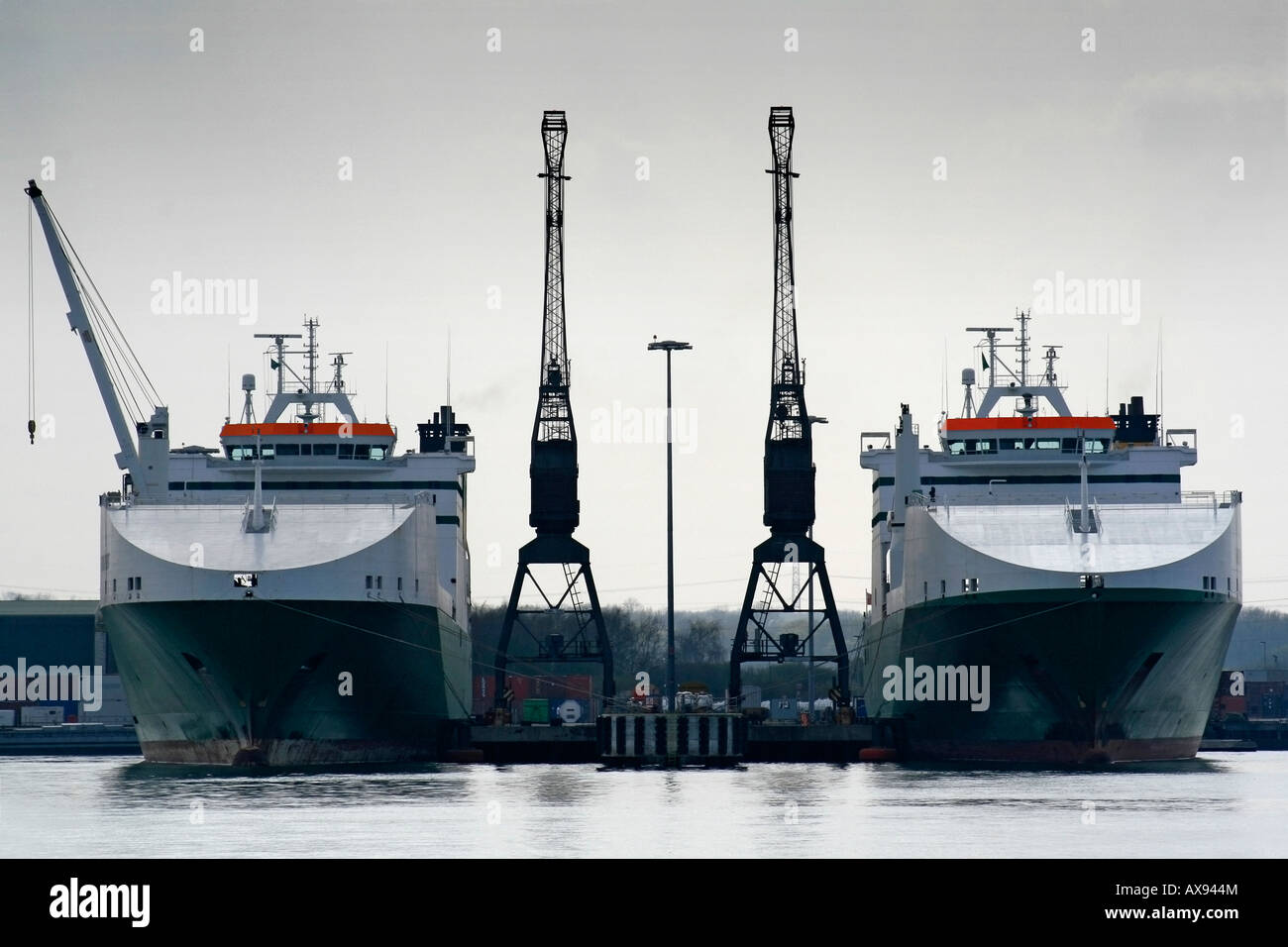 Frachtschiffe auf Southampton Docks, Southampton, Hampshire, UK Stockfoto