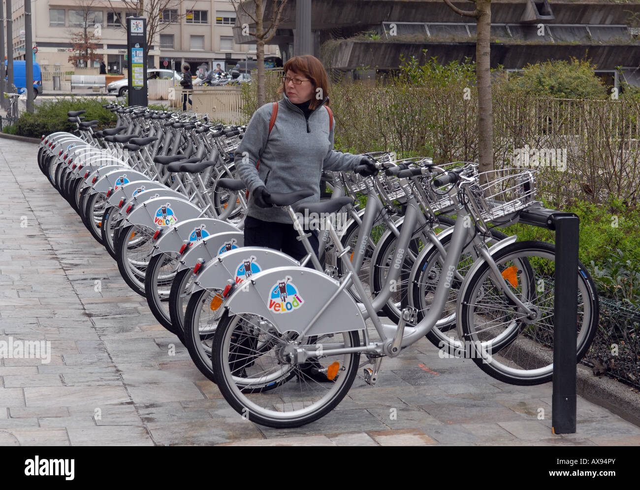 Eine Frau, mieten ein Fahrrad in Dijon, Burgund, Frankreich. Stockfoto