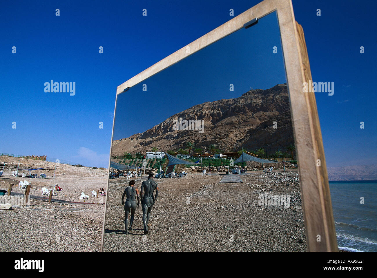Kurgäste bedeckt von Kopf bis Fuß mit Schlamm, Mitzpe Shalom, Totes Meer, Israel Stockfoto