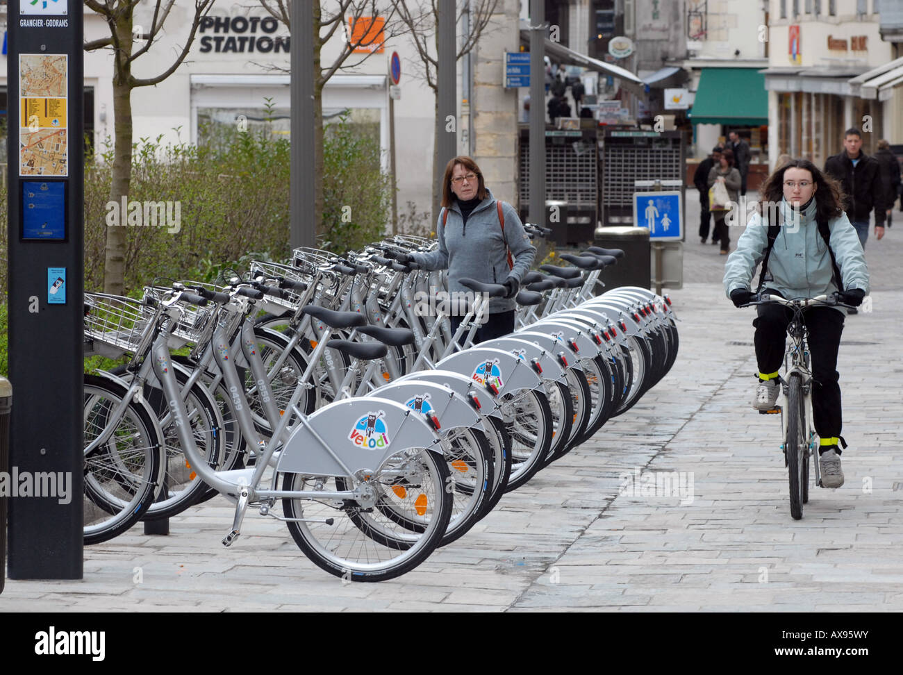 Eine Frau, mieten ein Fahrrad in Dijon, Burgund, Frankreich. Stockfoto
