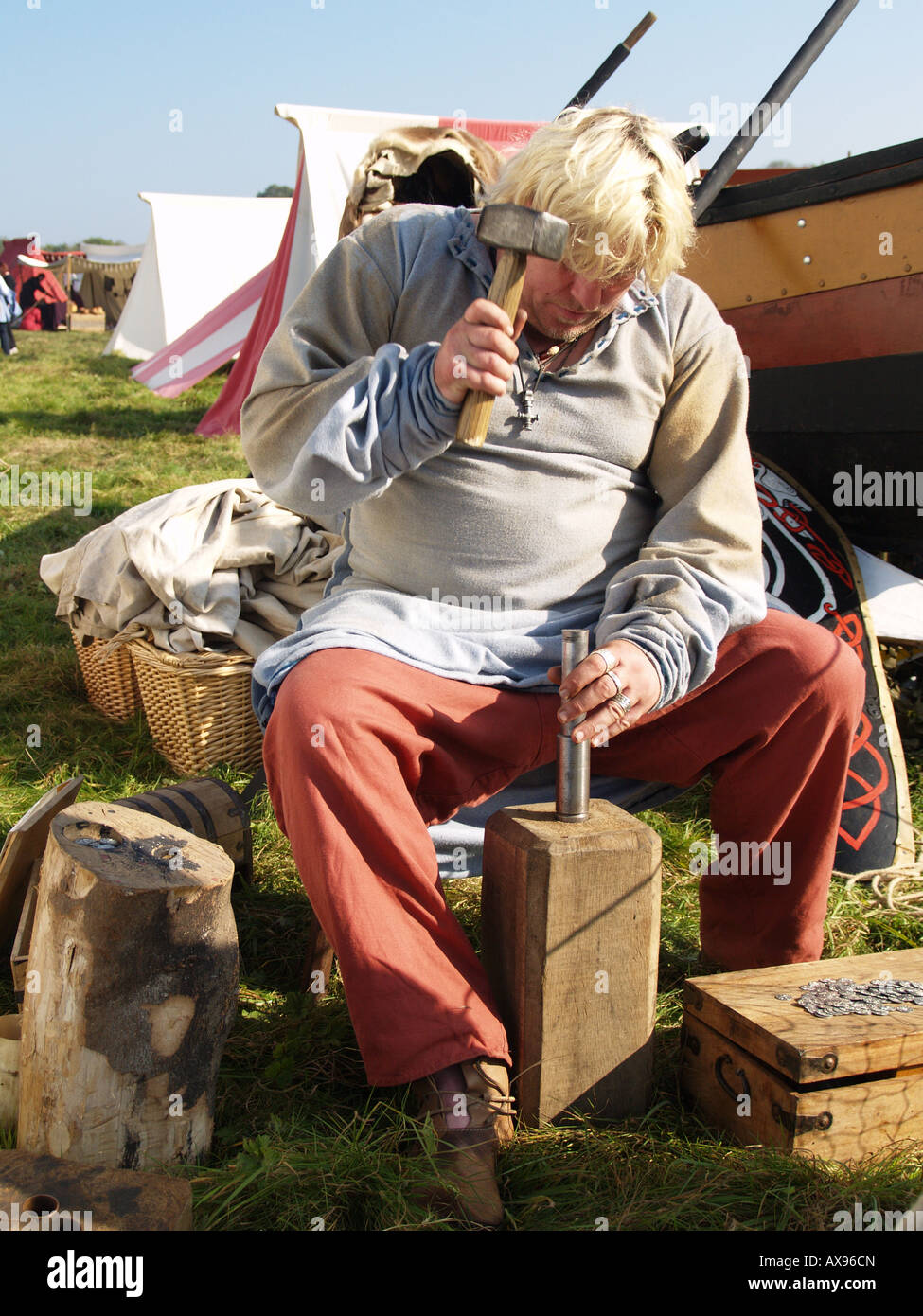 Münze-Hersteller Stanzen Weichmetall mittelalterliche Prägung Stockfoto