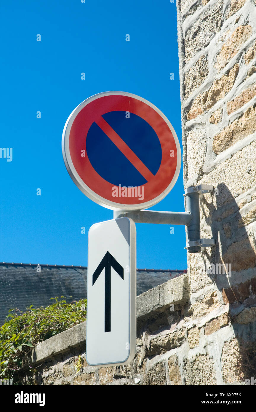 Französische Straße Verkehrsschild für Parkverbot Stockfoto
