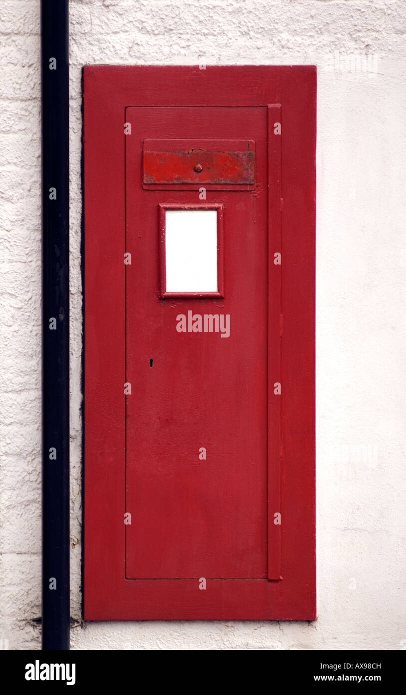 Verschlossenen Briefkasten im ländlichen Dorf Post am alten Briefkasten Woburn Sands sparen unser Postamt Stockfoto