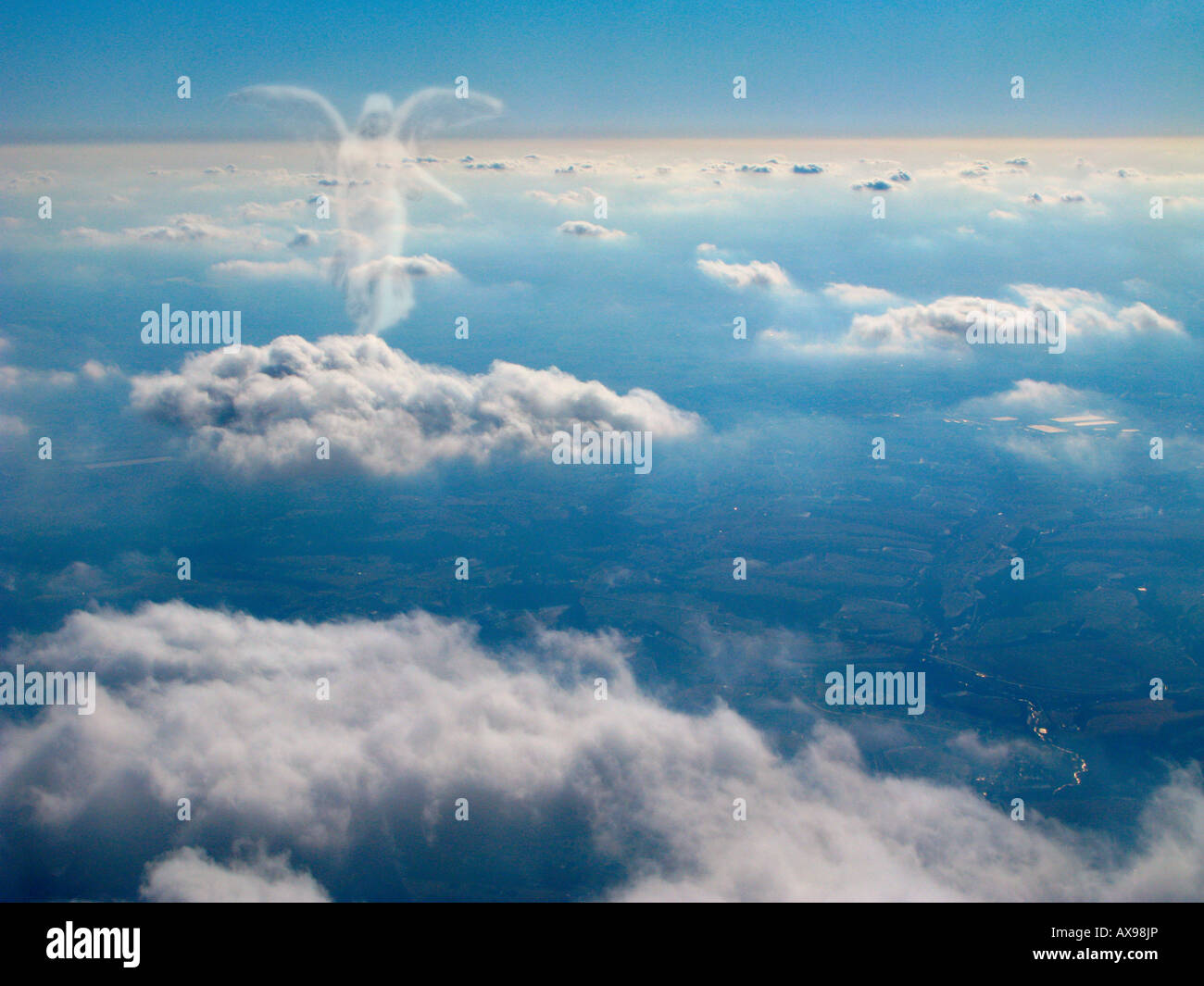 Geist eines Engels geht über den Wolken. Stockfoto