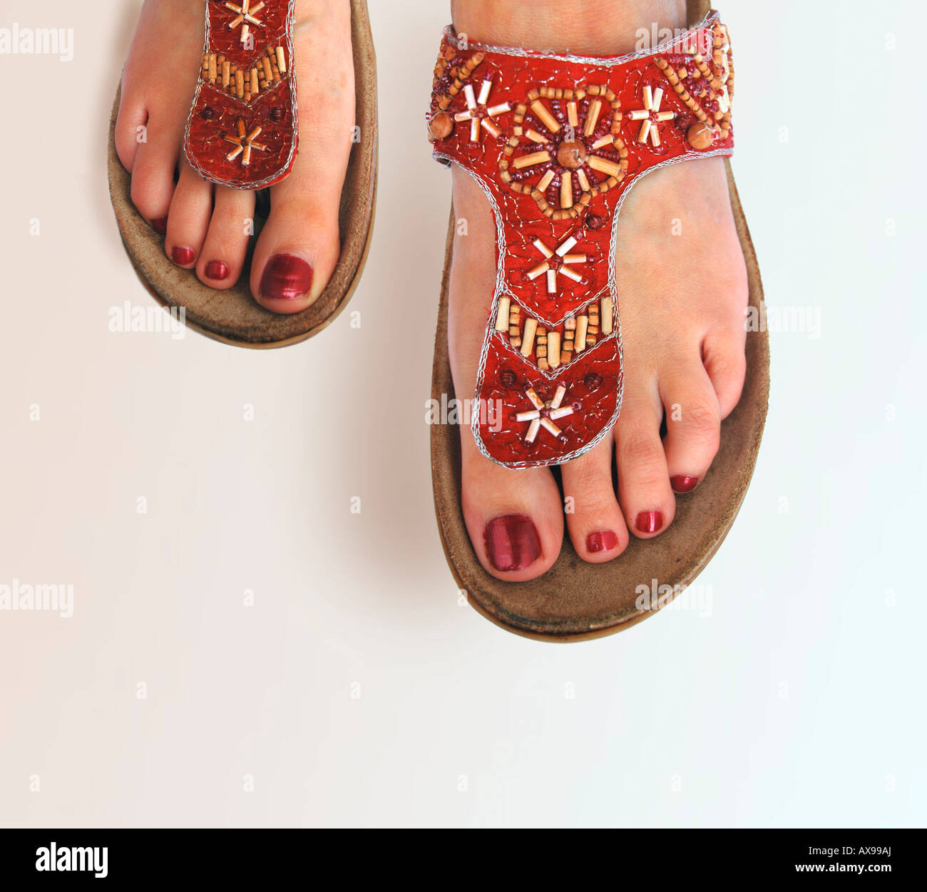 Füße, Sandalen, Sommer, Nagellack, rot, dekoriert, Zehen Stockfotografie -  Alamy
