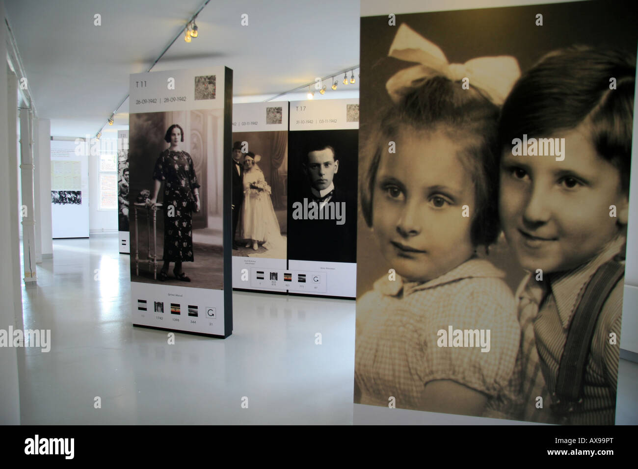 Große Anzeige von Bildern der Opfer des Holocaust in der belgischen Ausstellung Museum Auschwitz-Birkenau, Oswiecim, Polen. Stockfoto