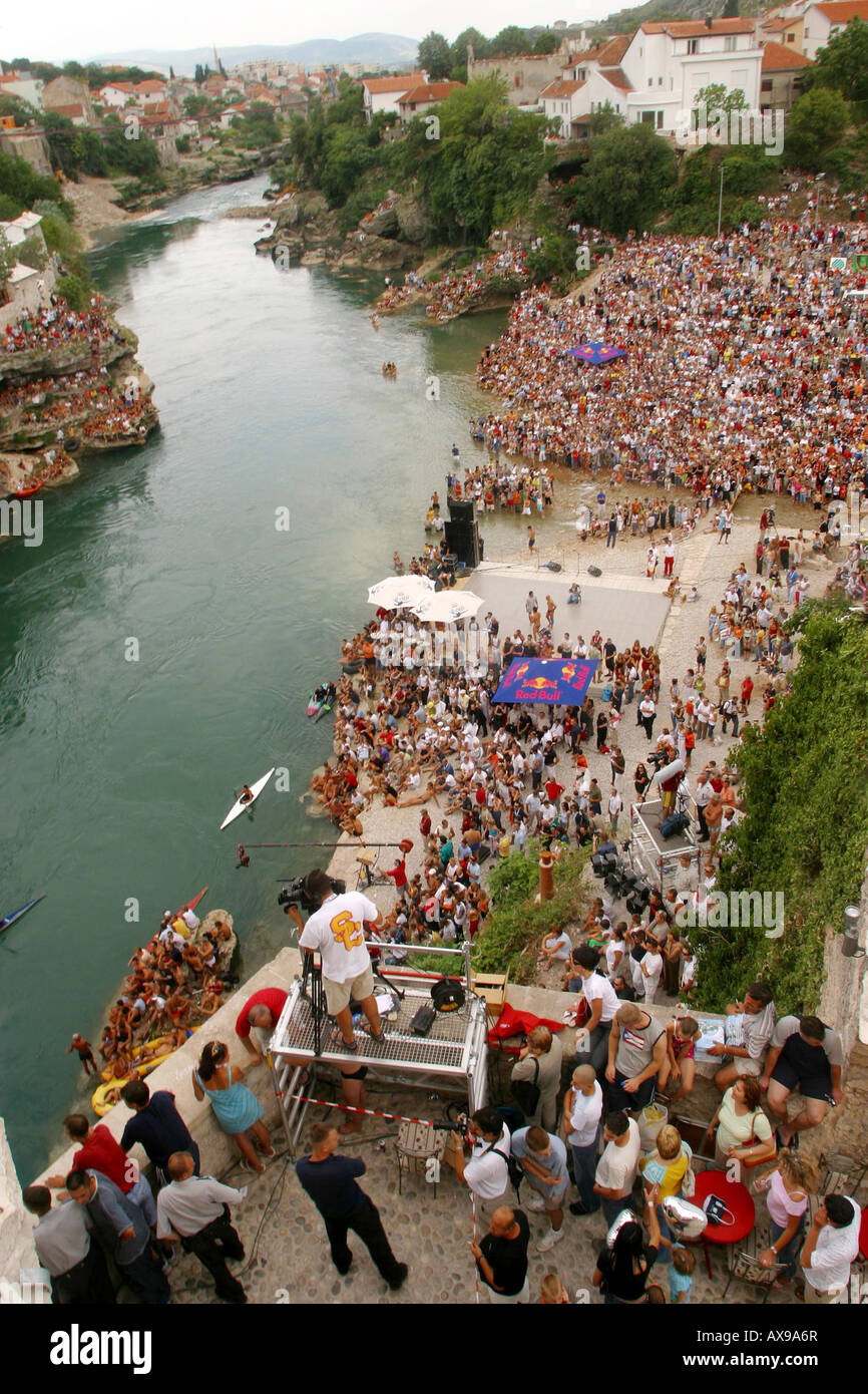 Eine Menge von 30 000 Menschen beobachten 2004 Wettbewerb im springen von der alten Brücke in Mostar Stockfoto