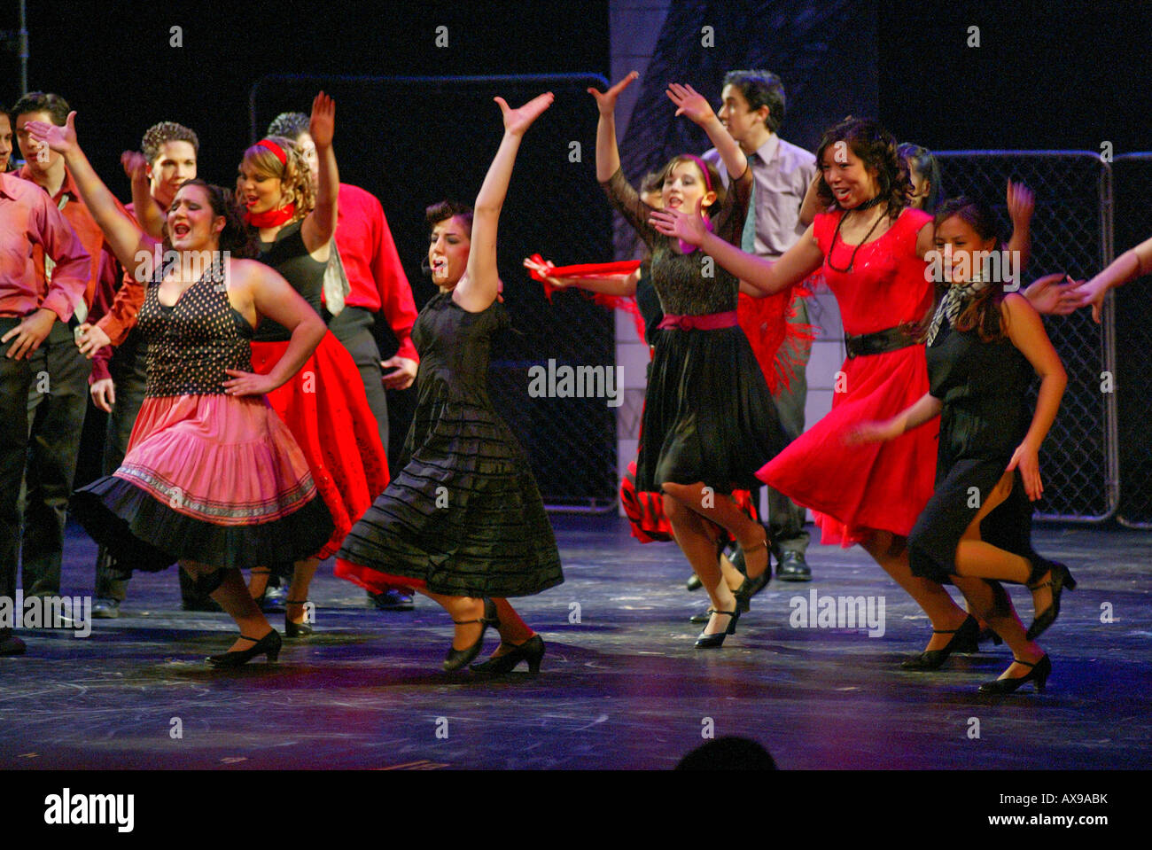 Schülerinnen und Schüler führen Bernsteins West Side Story Stockfoto