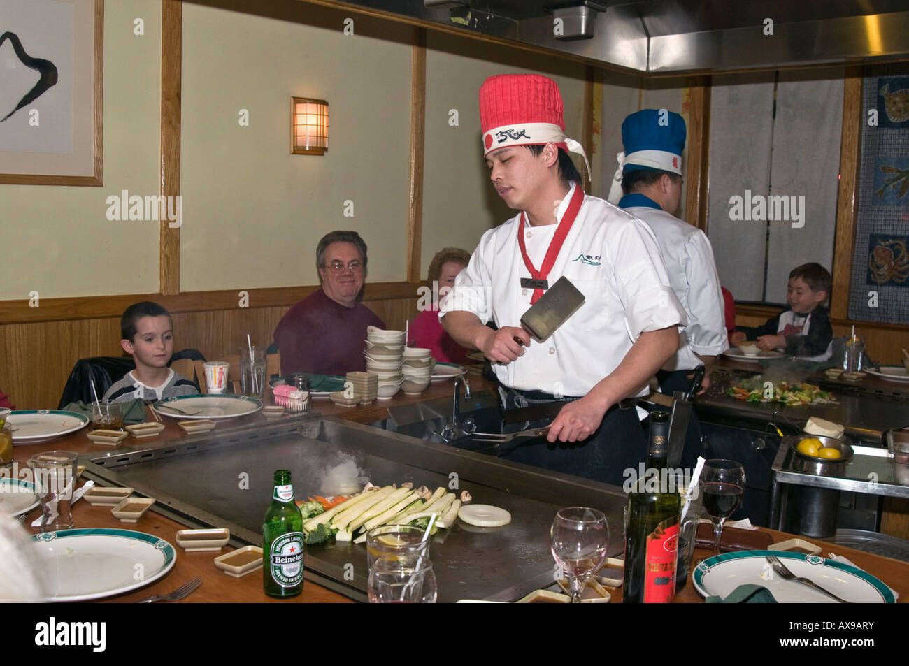 Koch führt Anfang machen ein Feuer, Mount Fuji Restaurant, Southampton, PA, USA Stockfoto
