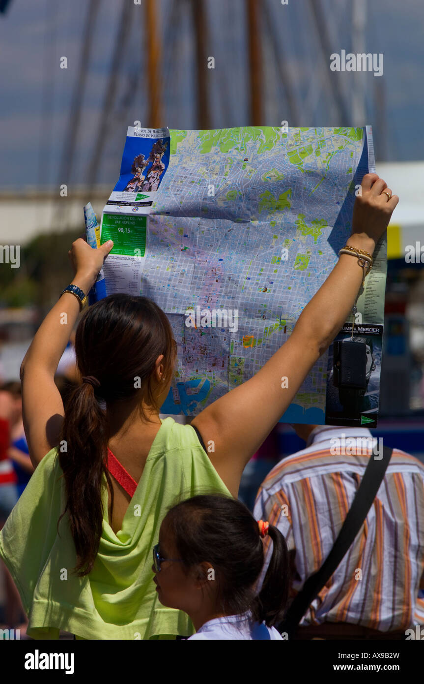 Touristen in Port Vell Überprüfung Karte Barcelona-Catalunya Spanien Stockfoto