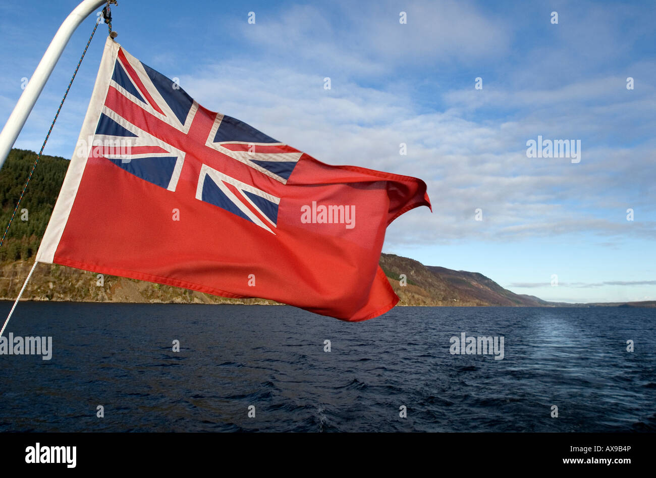 Die Red Ensign Fahne Flys an Bord einer Fähre Boot auf dem Wasser des Loch Ness Stockfoto